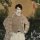 Un dandy pose dans un jardin